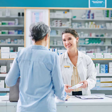 Imagen de una farmacéutica con un cliente